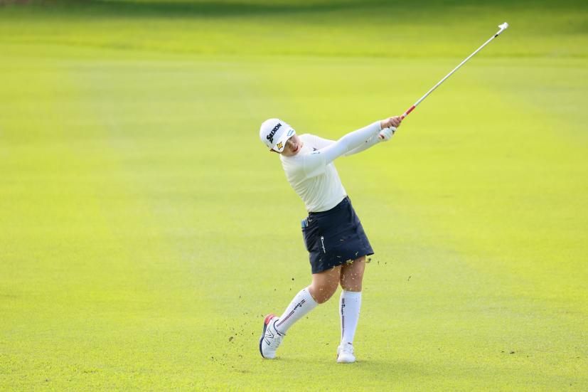 山下美夢有のアイアンスイング（斜め前方）連続写真【CATレディス2022】