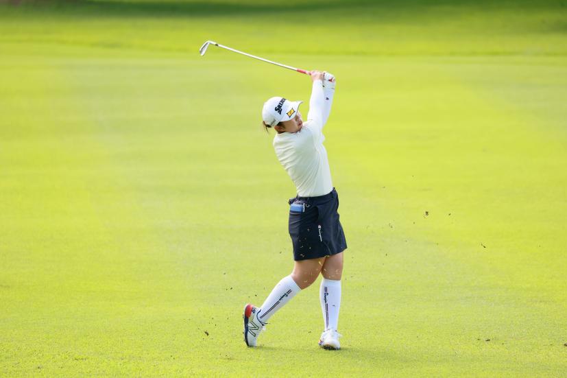 山下美夢有のアイアンスイング（斜め前方）連続写真【CATレディス2022】