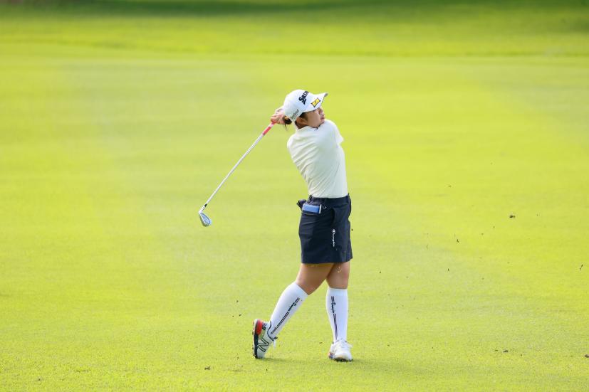 山下美夢有のアイアンスイング（斜め前方）連続写真【CATレディス2022】