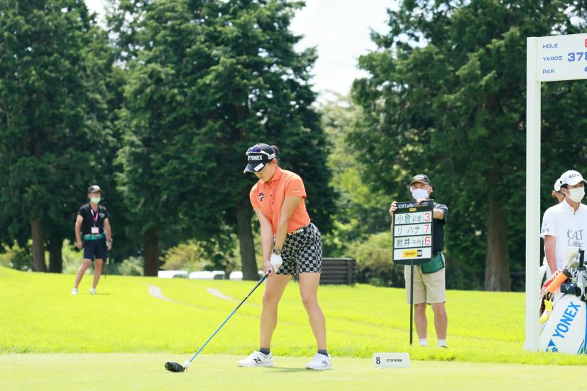 岩井千怜のドライバースイング（斜め前方）連続写真【CATレディス2022】