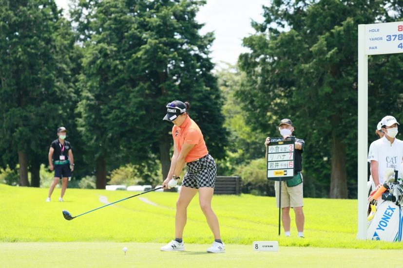 岩井千怜のドライバースイング（斜め前方）連続写真【CATレディス2022】