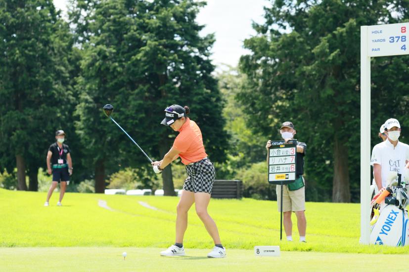 岩井千怜のドライバースイング（斜め前方）連続写真【CATレディス2022】