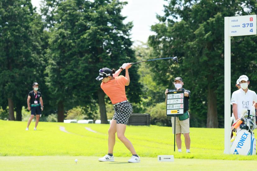 岩井千怜のドライバースイング（斜め前方）連続写真【CATレディス2022】
