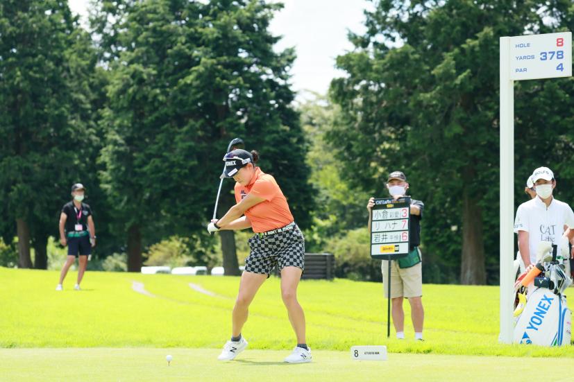 岩井千怜のドライバースイング（斜め前方）連続写真【CATレディス2022】