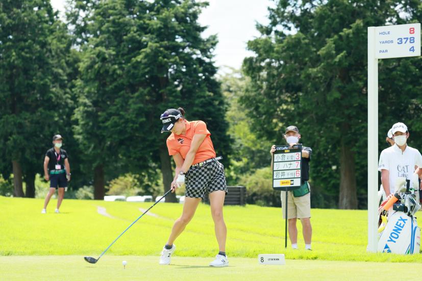 岩井千怜のドライバースイング（斜め前方）連続写真【CATレディス2022】