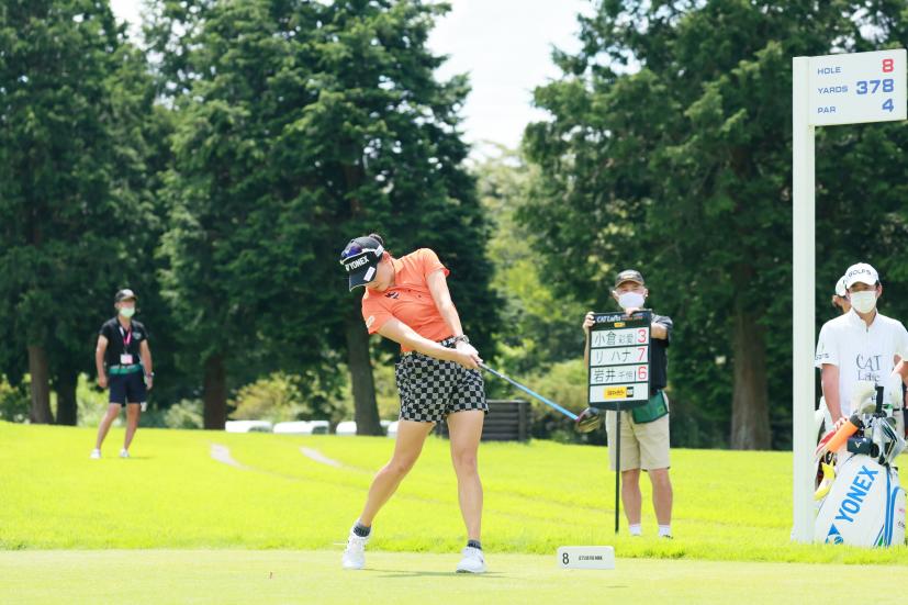 岩井千怜のドライバースイング（斜め前方）連続写真【CATレディス2022】