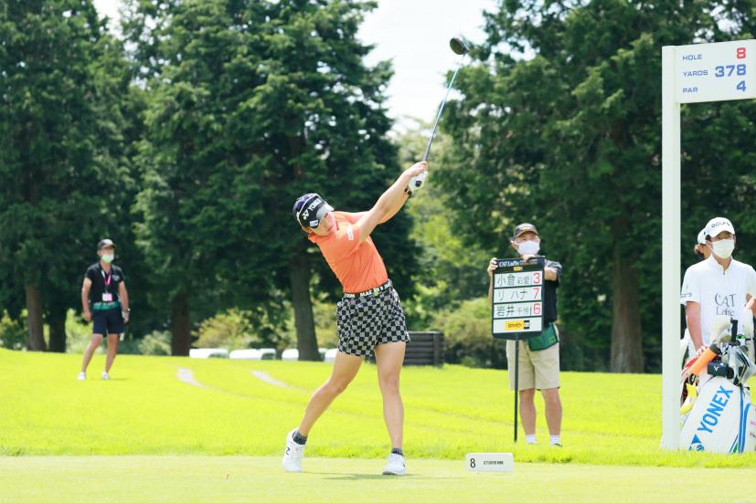 岩井千怜のドライバースイング（斜め前方）連続写真【CATレディス2022】