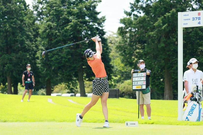 岩井千怜のドライバースイング（斜め前方）連続写真【CATレディス2022】