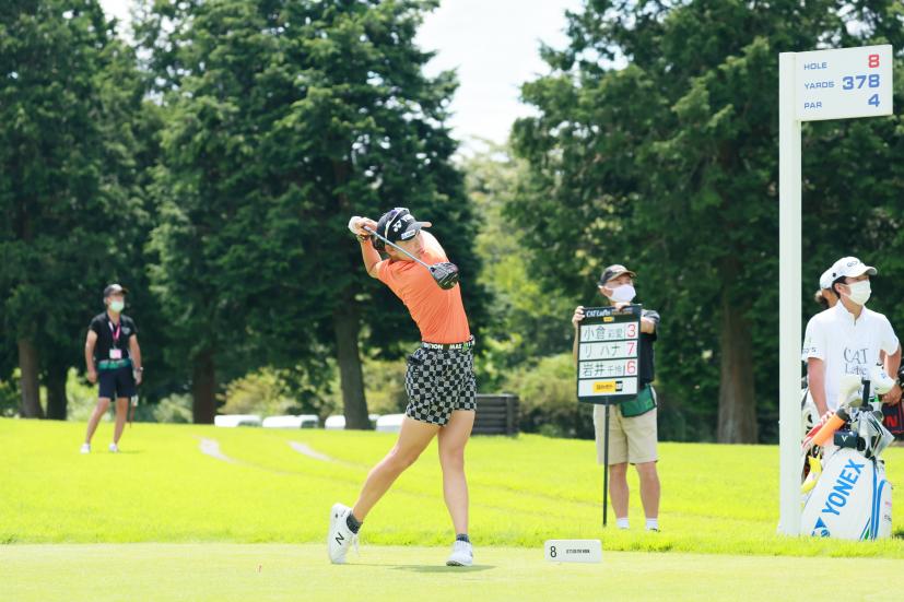 岩井千怜のドライバースイング（斜め前方）連続写真【CATレディス2022】