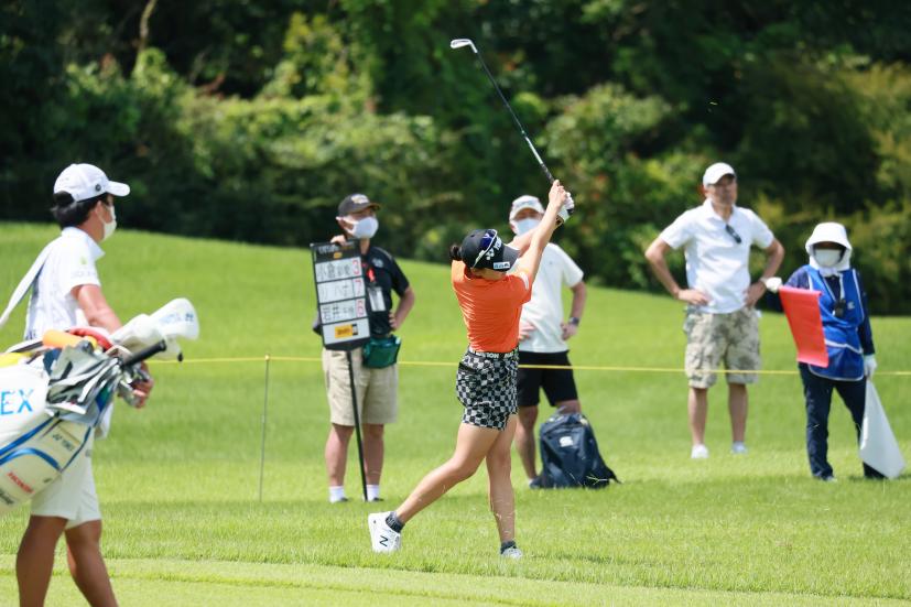 岩井千怜のアイアンスイング（ラフ）連続写真【CATレディス2022】