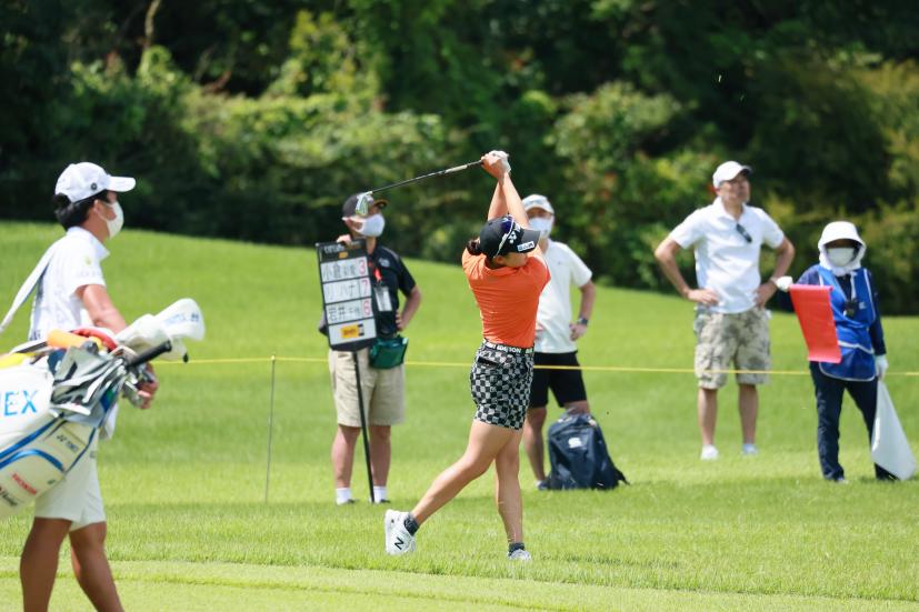 岩井千怜のアイアンスイング（ラフ）連続写真【CATレディス2022】