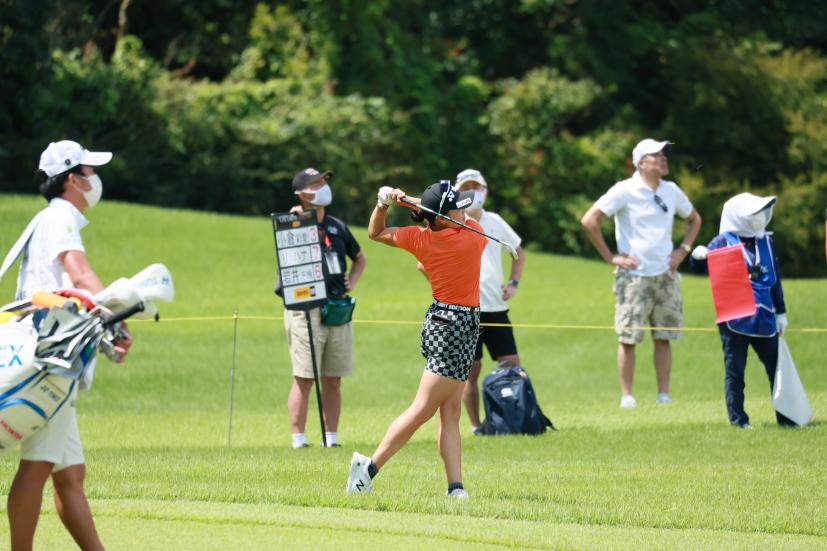 岩井千怜のアイアンスイング（ラフ）連続写真【CATレディス2022】