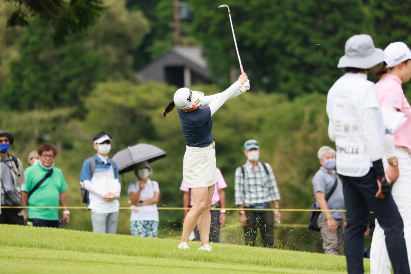 勝みなみのウェッジスイング（ラフ）連続写真【CATレディス2022】