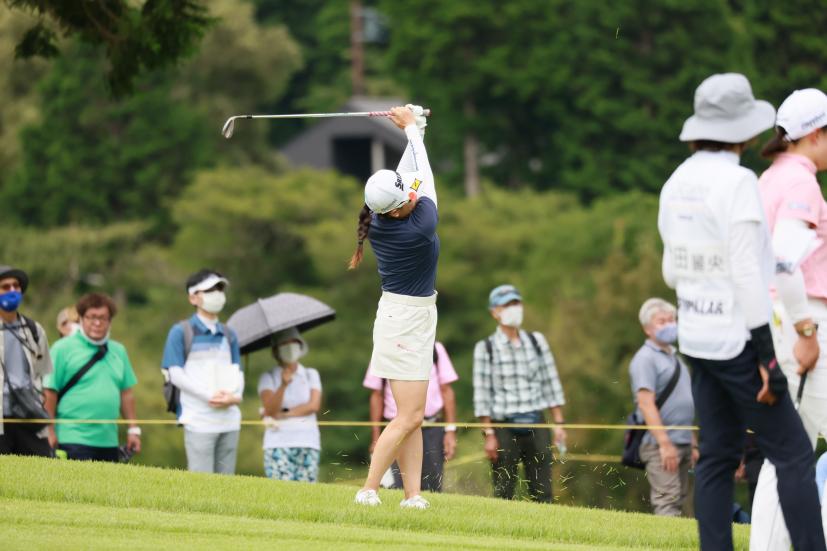 勝みなみのウェッジスイング（ラフ）連続写真【CATレディス2022】