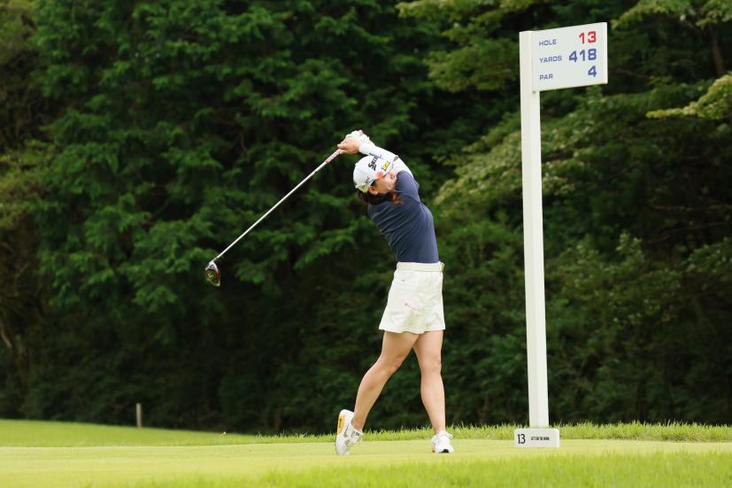 勝みなみのドライバースイング（斜め前方）連続写真【CATレディス2022】