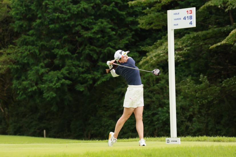 勝みなみのドライバースイング（斜め前方）連続写真【CATレディス2022】