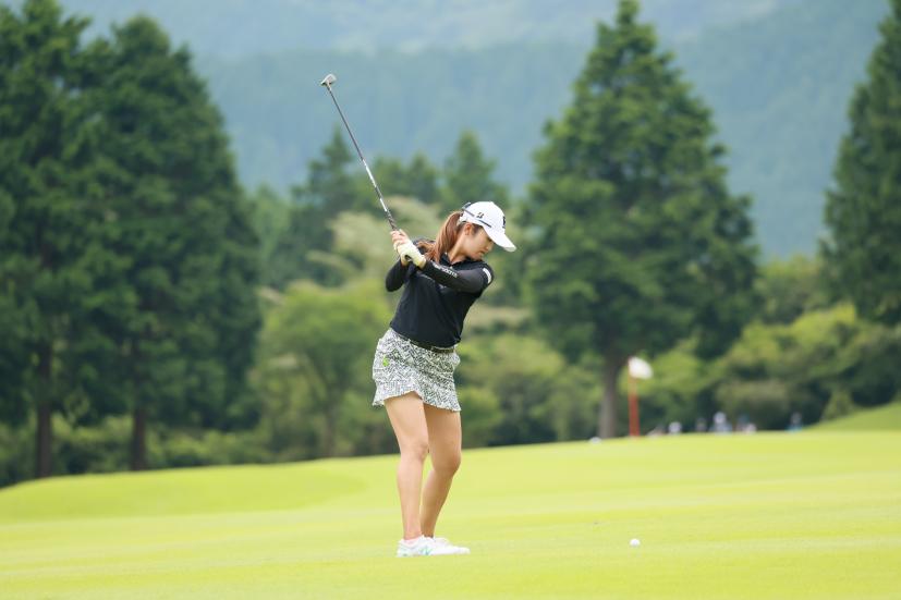 稲見萌寧のユーティリティスイング（後方）連続写真【CATレディス2022】