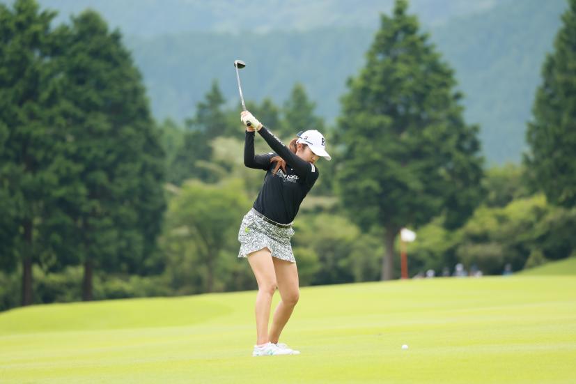 稲見萌寧のユーティリティスイング（後方）連続写真【CATレディス2022】