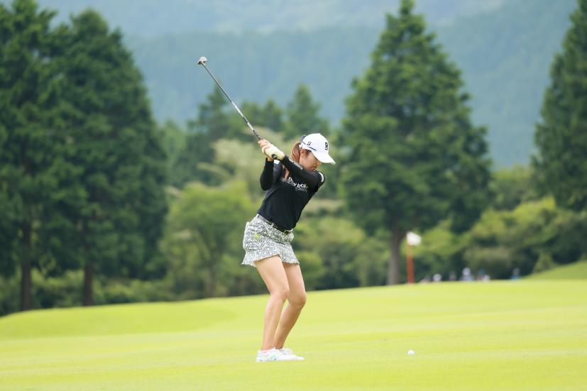 稲見萌寧のユーティリティスイング（後方）連続写真【CATレディス2022】