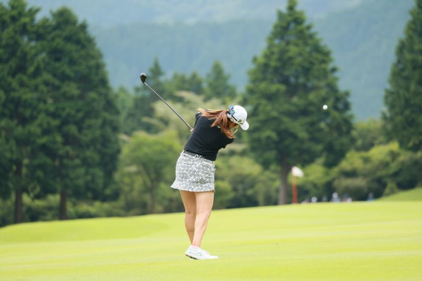 稲見萌寧のユーティリティスイング（後方）連続写真【CATレディス2022】