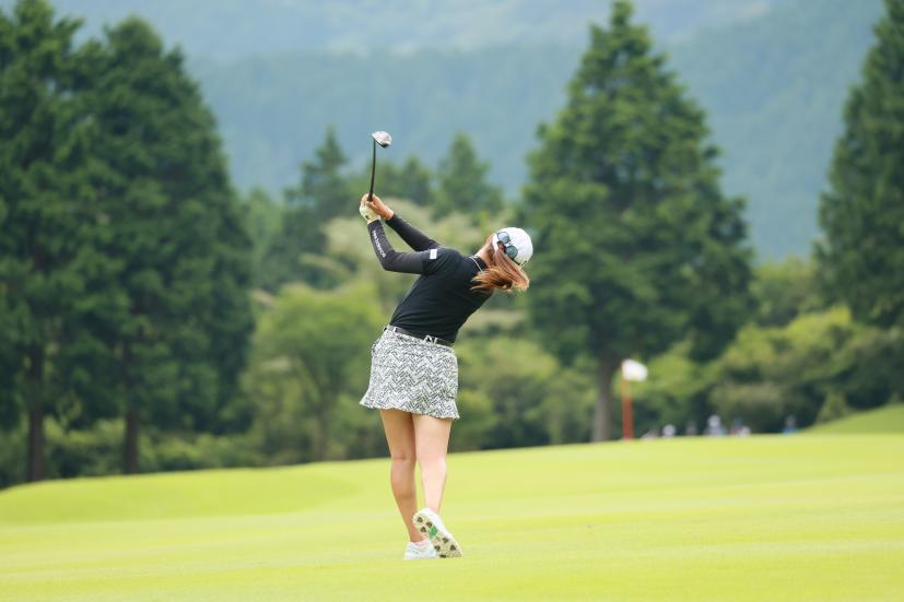 稲見萌寧のユーティリティスイング（後方）連続写真【CATレディス2022】