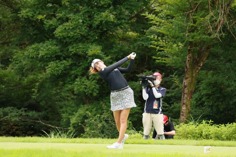 稲見萌寧のドライバースイング（斜め前方）連続写真【CATレディス2022】
