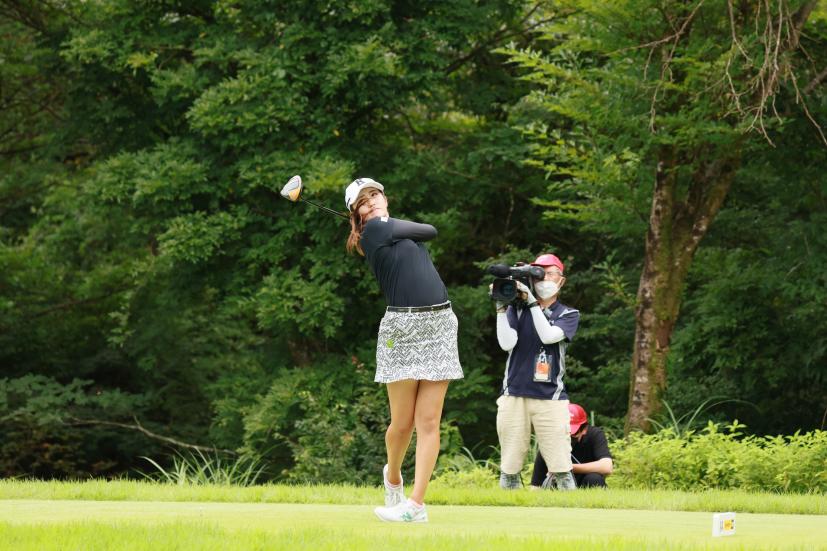 稲見萌寧のドライバースイング（斜め前方）連続写真【CATレディス2022】