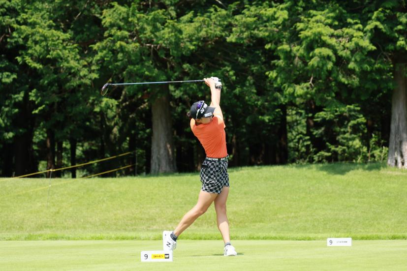 岩井千怜のドライバースイング（正面）連続写真【CATレディス2022】