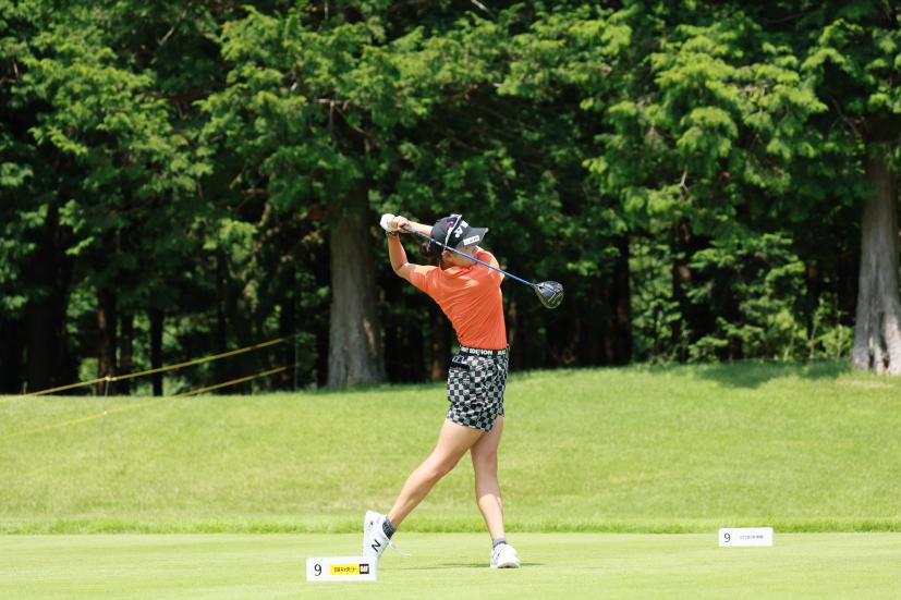 岩井千怜のドライバースイング（正面）連続写真【CATレディス2022】
