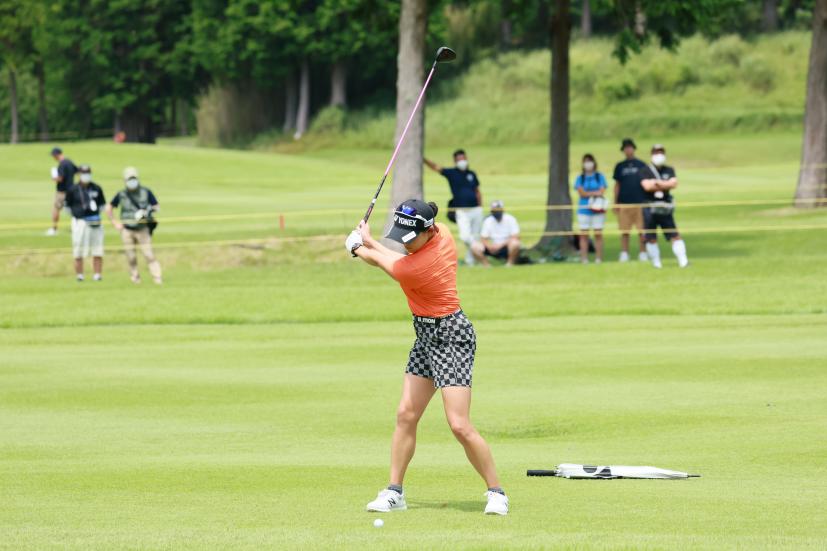 岩井千怜のフェアウェイウッドスイング（正面）連続写真【CATレディス2022】
