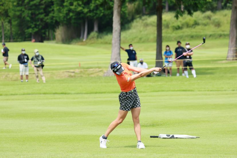 岩井千怜のフェアウェイウッドスイング（正面）連続写真【CATレディス2022】