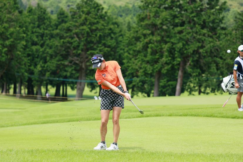 岩井千怜のウェッジスイング（アプローチ）連続写真【CATレディス2022】