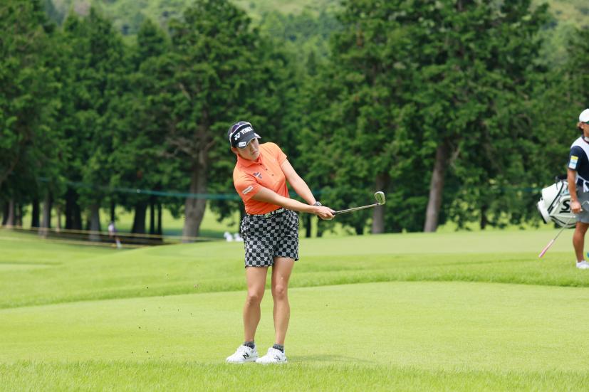 岩井千怜のウェッジスイング（アプローチ）連続写真【CATレディス2022】