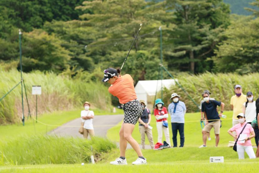 岩井千怜のアイアンスイング（斜め前方）連続写真【CATレディス2022】