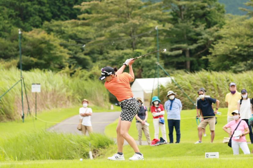 岩井千怜のアイアンスイング（斜め前方）連続写真【CATレディス2022】