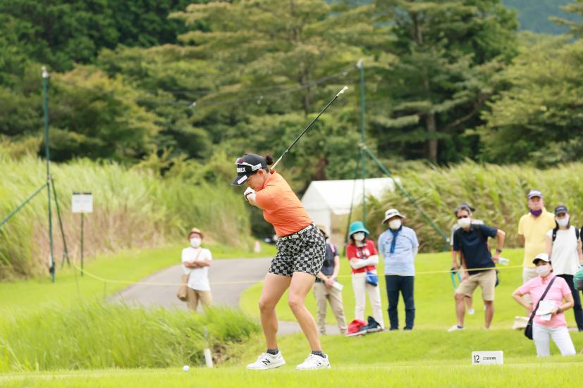 岩井千怜のアイアンスイング（斜め前方）連続写真【CATレディス2022】