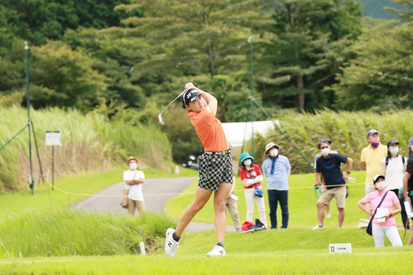 岩井千怜のアイアンスイング（斜め前方）連続写真【CATレディス2022】