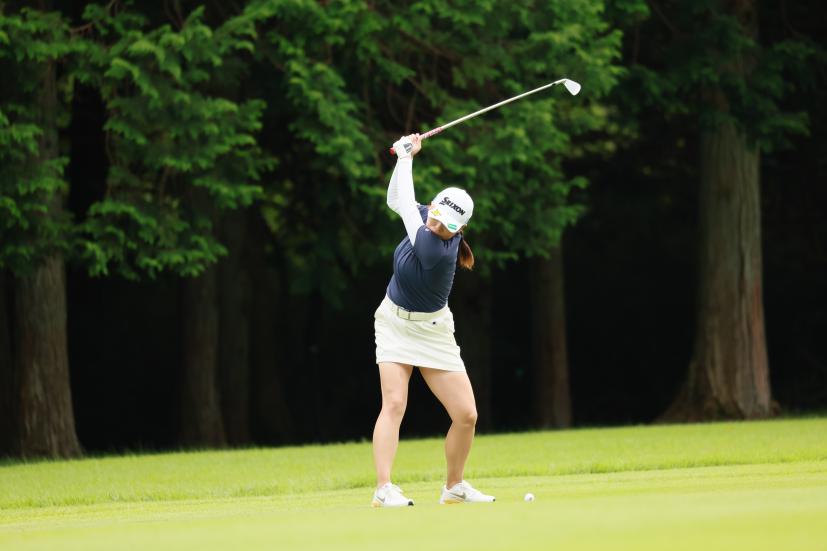 勝みなみのアイアンスイング（斜め後方）連続写真【CATレディス2022】