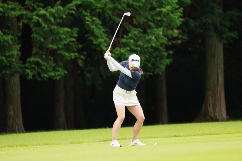 勝みなみのアイアンスイング（斜め後方）連続写真【CATレディス2022】