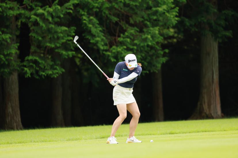 勝みなみのアイアンスイング（斜め後方）連続写真【CATレディス2022】