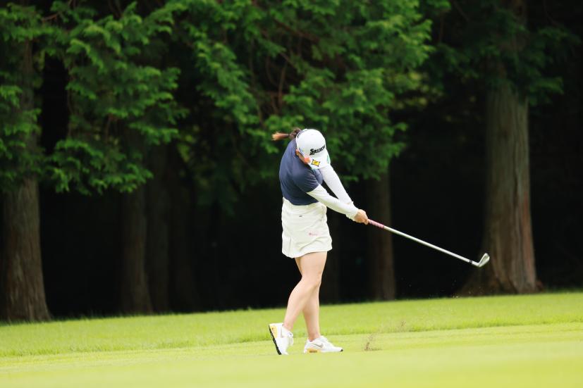 勝みなみのアイアンスイング（斜め後方）連続写真【CATレディス2022】