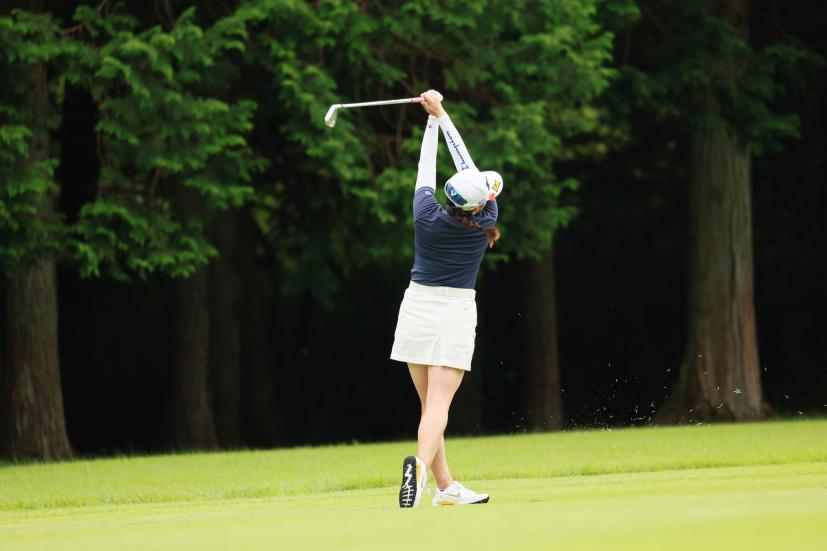 勝みなみのアイアンスイング（斜め後方）連続写真【CATレディス2022】