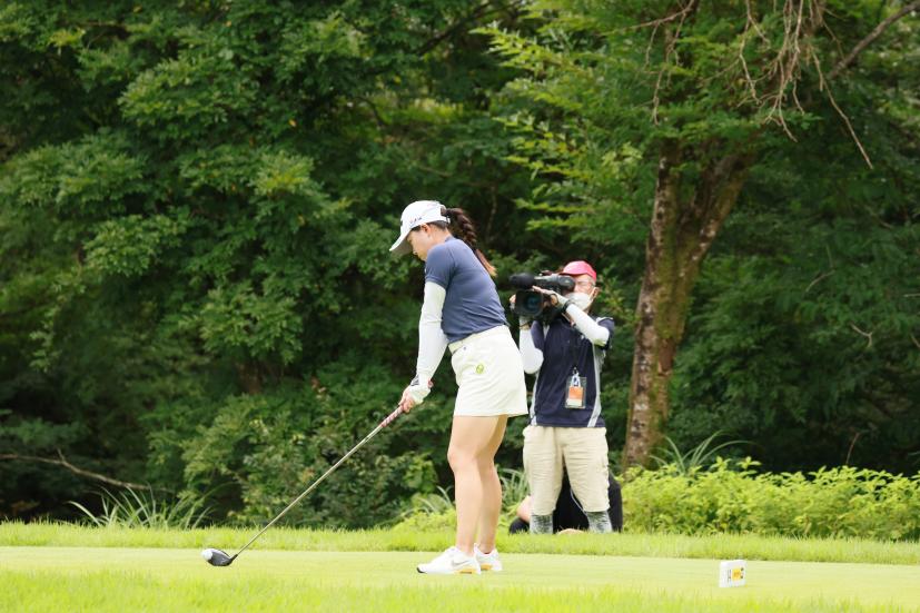 勝みなみのドライバースイング（斜め前方）連続写真【CATレディス2022】