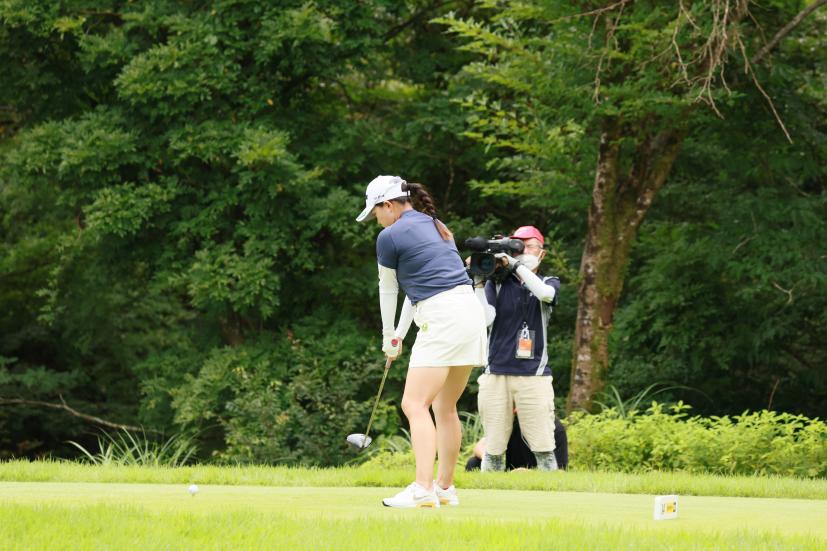 勝みなみのドライバースイング（斜め前方）連続写真【CATレディス2022】