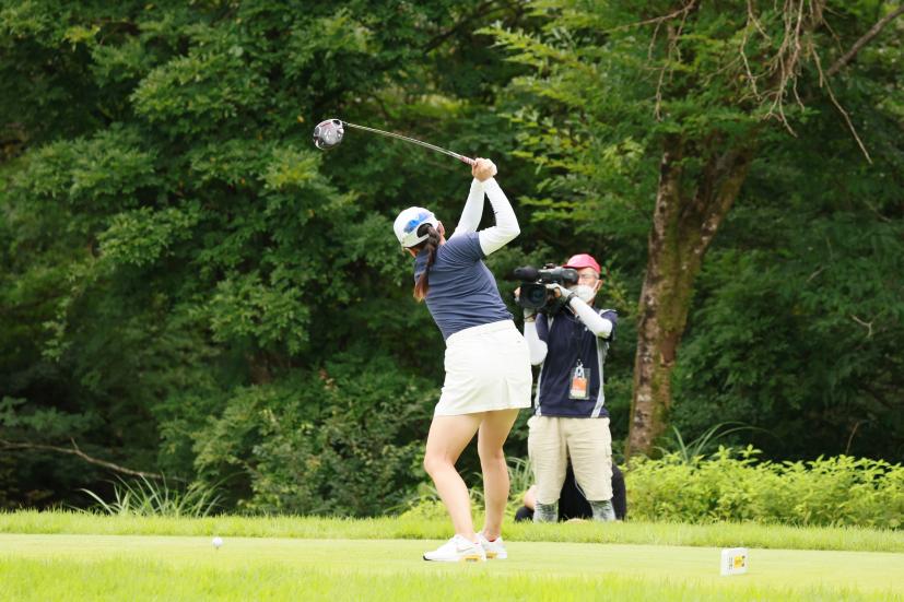 勝みなみのドライバースイング（斜め前方）連続写真【CATレディス2022】