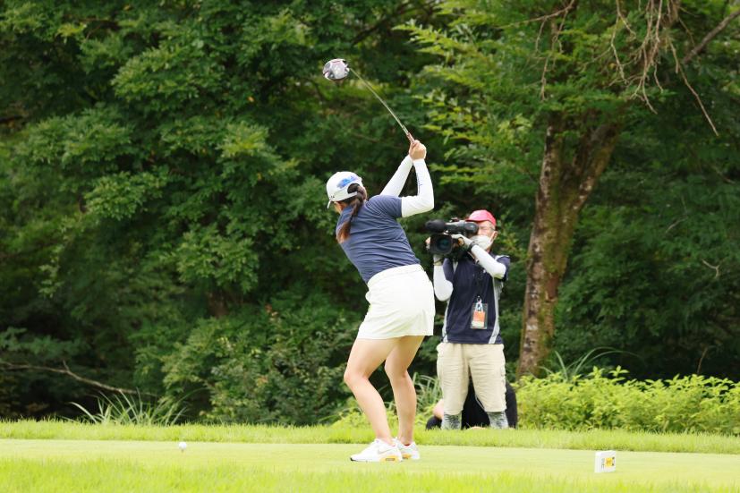 勝みなみのドライバースイング（斜め前方）連続写真【CATレディス2022】