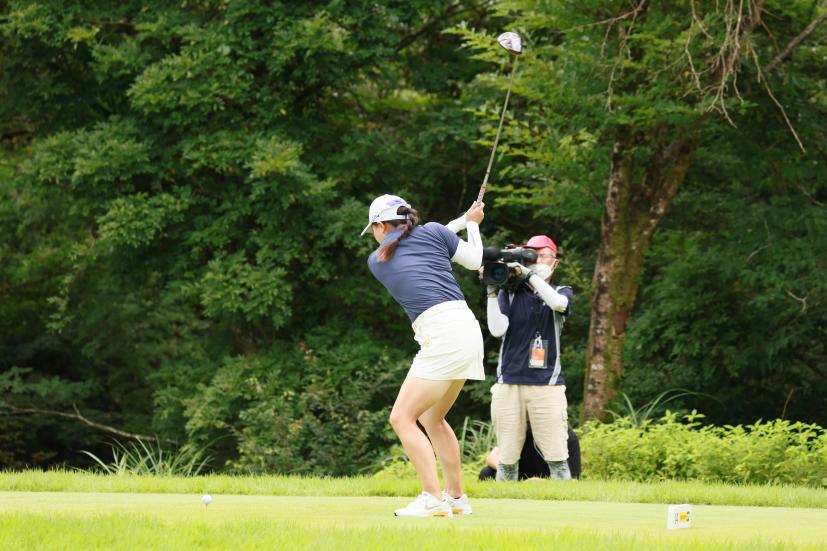 勝みなみのドライバースイング（斜め前方）連続写真【CATレディス2022】