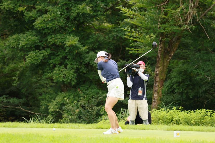 勝みなみのドライバースイング（斜め前方）連続写真【CATレディス2022】