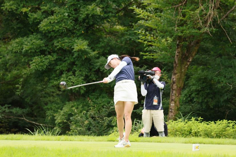 勝みなみのドライバースイング（斜め前方）連続写真【CATレディス2022】