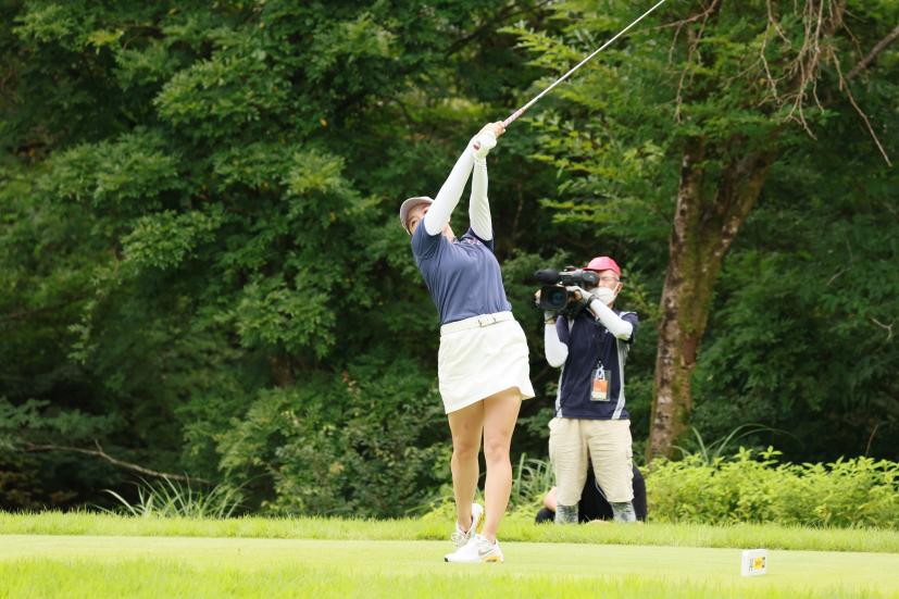 勝みなみのドライバースイング（斜め前方）連続写真【CATレディス2022】